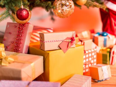 Featured Image For Christmas Gift Ideas for Coworkers Team Building Post
