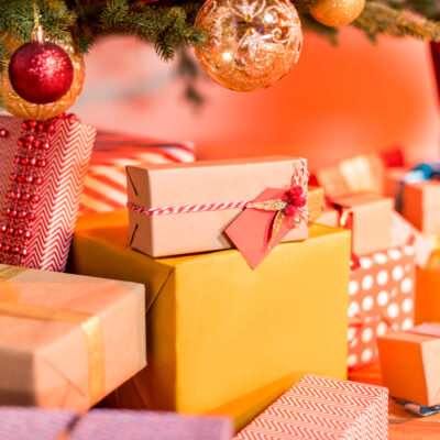 Featured Image For Christmas Gift Ideas for Coworkers Team Building Post
